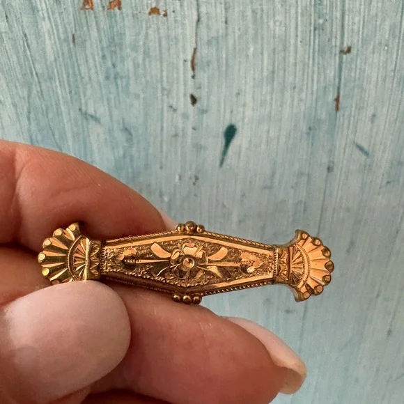 Vintage Estate Gold Brooch with Beautiful Floral Design - Picture 7 of 11